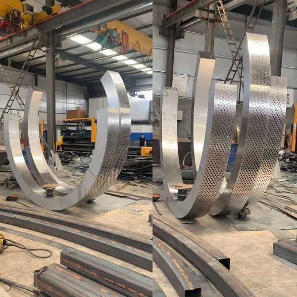 不銹鋼雕塑是因?yàn)槟男﹥?yōu)點(diǎn)被應(yīng)用的呢？